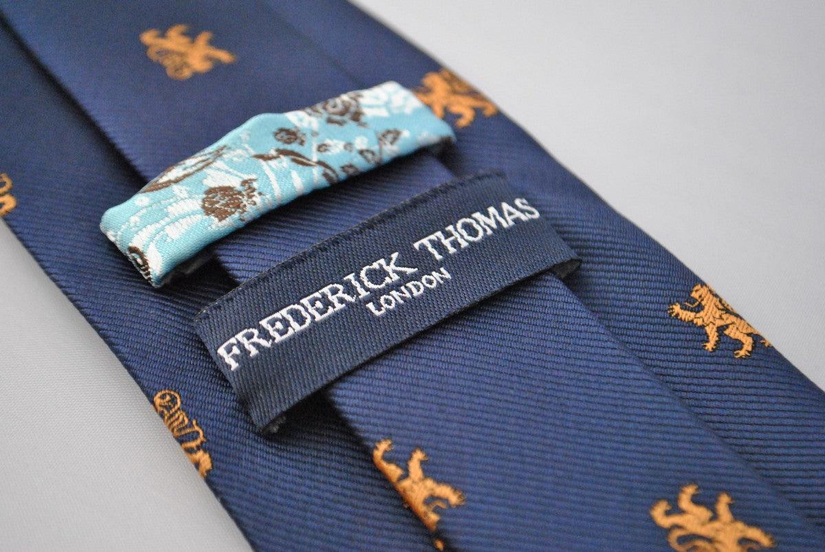 Cravate Frederick Thomas - Marine Bleu Foncé Avec Motif Fleur De Lys Dorée - FAIT MAIN Au Royaume-Uni - NEUVE