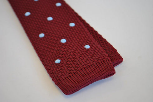 maroon skinny knitted tie with light blue polka dots