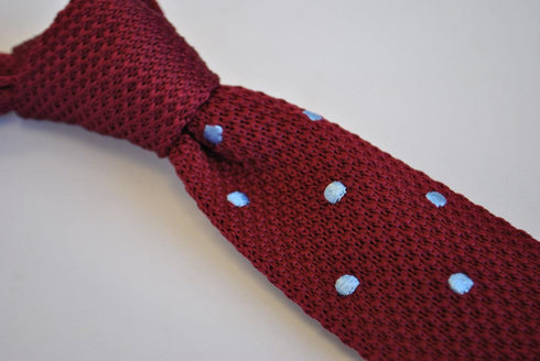 maroon skinny knitted tie with light blue polka dots