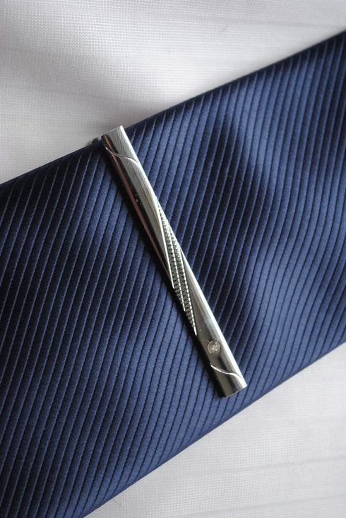 patterned silver tie clip with jewel design